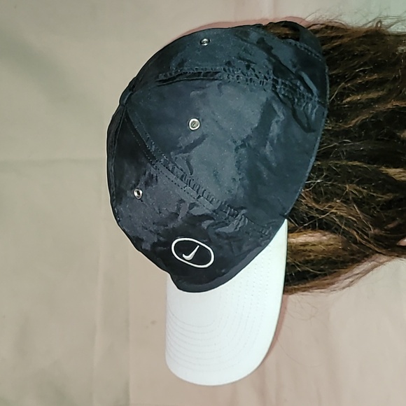 Vintage. 90s. Nike. Nylon. Adjustable strap. One size fits most. Hat - Picture 3 of 13
